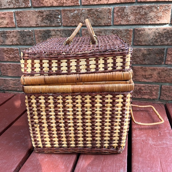 Vintage Large Square Wicker Picnic Basket with Gingham Fabric Lining - Picture 5 of 10